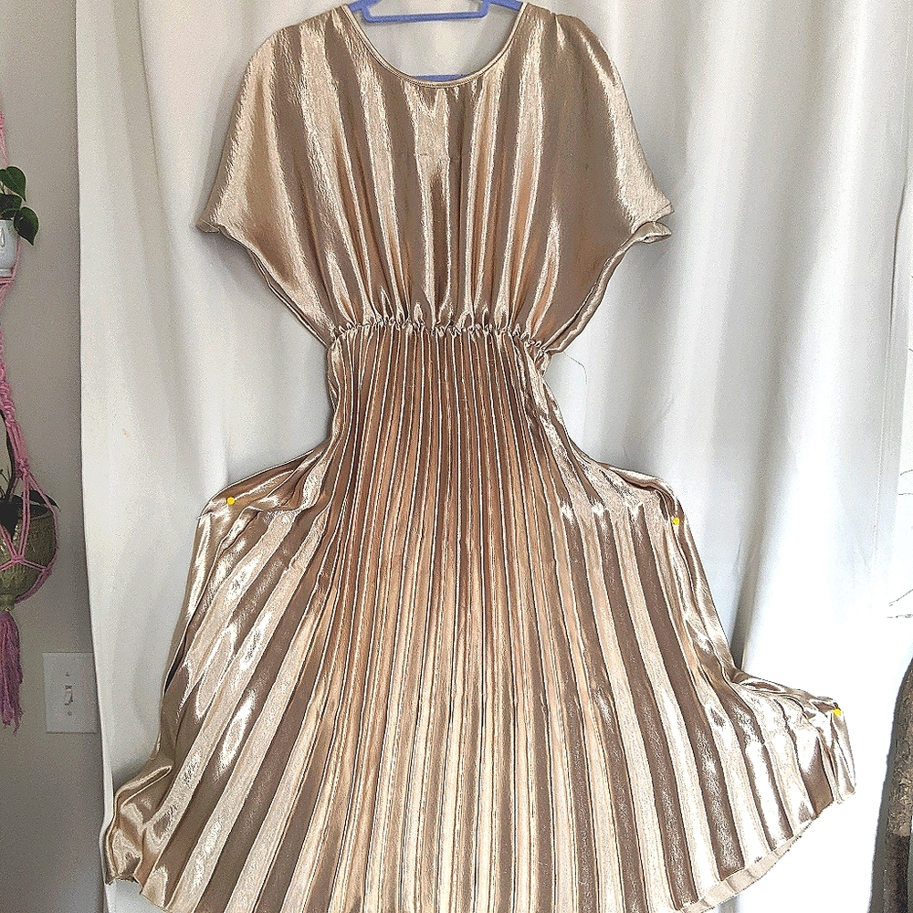 Beautiful Gold flowy dress- pleated vintage style